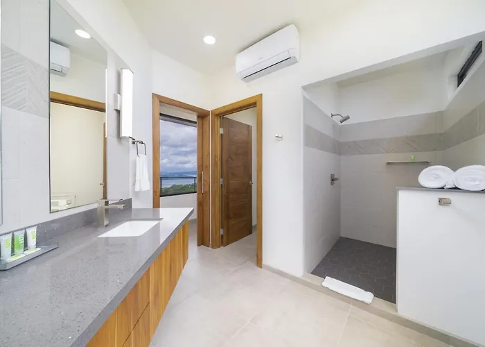 Vista Pacifico - Serene Villa, Ocean View Pool, Rooftop Deck, 5 Br * Potrero (Guanacaste)