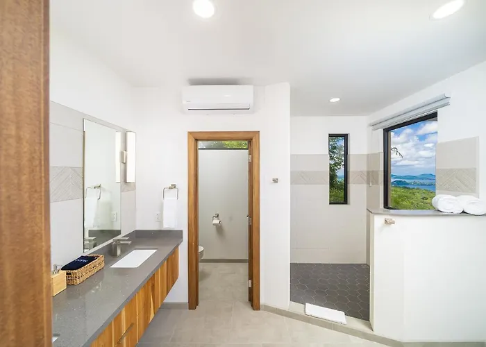 Vista Pacifico - Serene Villa, Ocean View Pool, Rooftop Deck, 5 Br