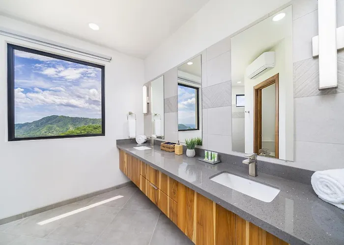 Vista Pacifico - Serene Villa, Ocean View Pool, Rooftop Deck, 5 Br * Potrero (Guanacaste)