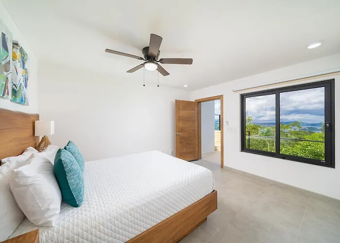 Vista Pacifico - Serene Villa, Ocean View Pool, Rooftop Deck, 5 Br Villa Potrero (Guanacaste)